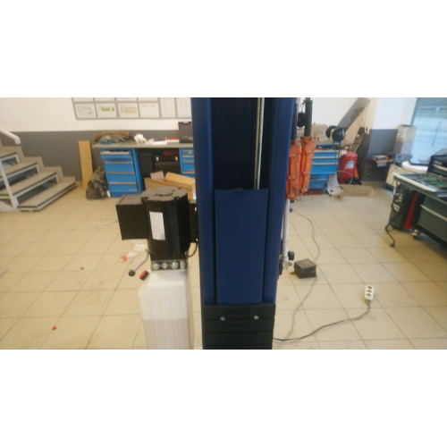 Продажа и монтаж подъемника Launch TLT-240SB в синем цвете